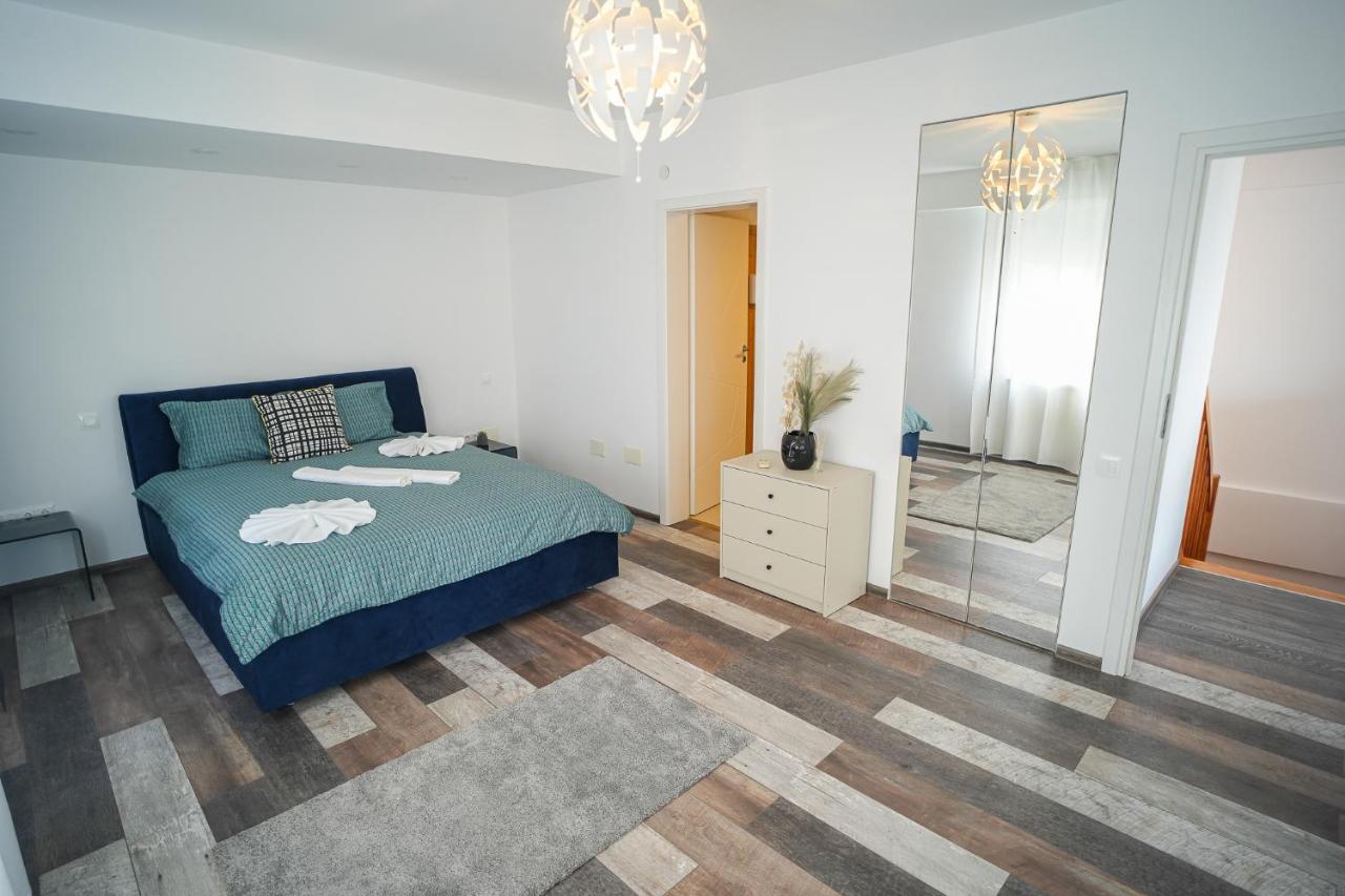 Penthouse With Huge Rooftop & Amazing City View Bukarest Kültér fotó