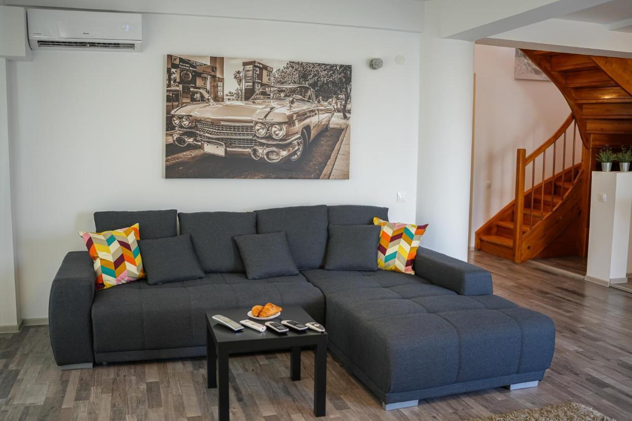 Penthouse With Huge Rooftop & Amazing City View Bukarest Kültér fotó