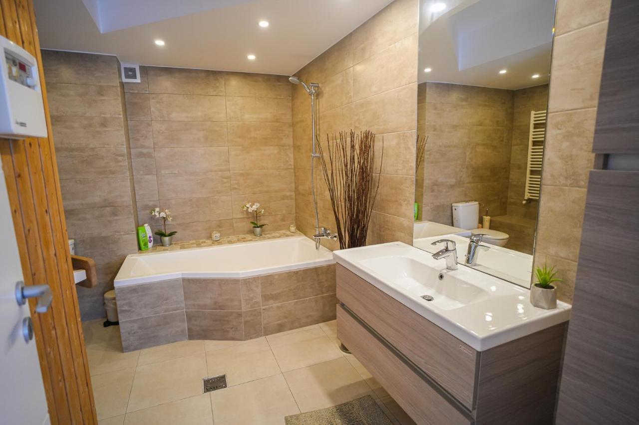 Penthouse With Huge Rooftop & Amazing City View Bukarest Kültér fotó