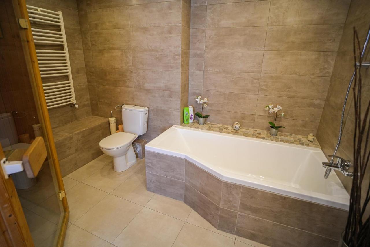Penthouse With Huge Rooftop & Amazing City View Bukarest Kültér fotó